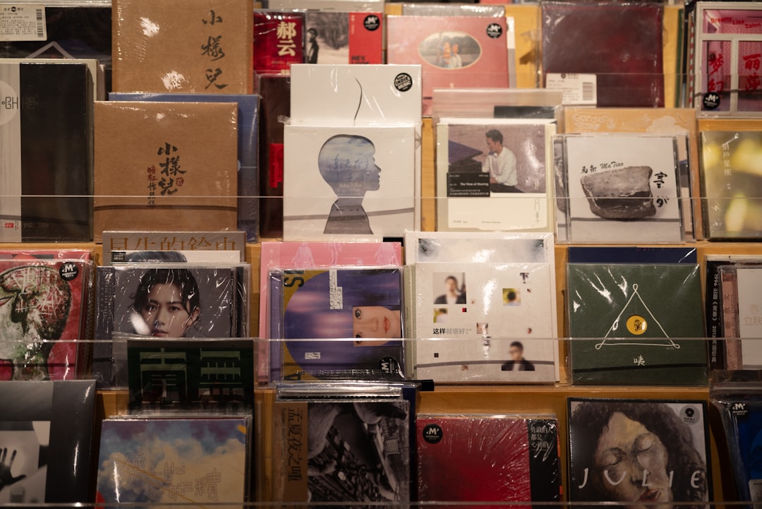 Présentoir mural d'albums de musique dans un magasin de disques