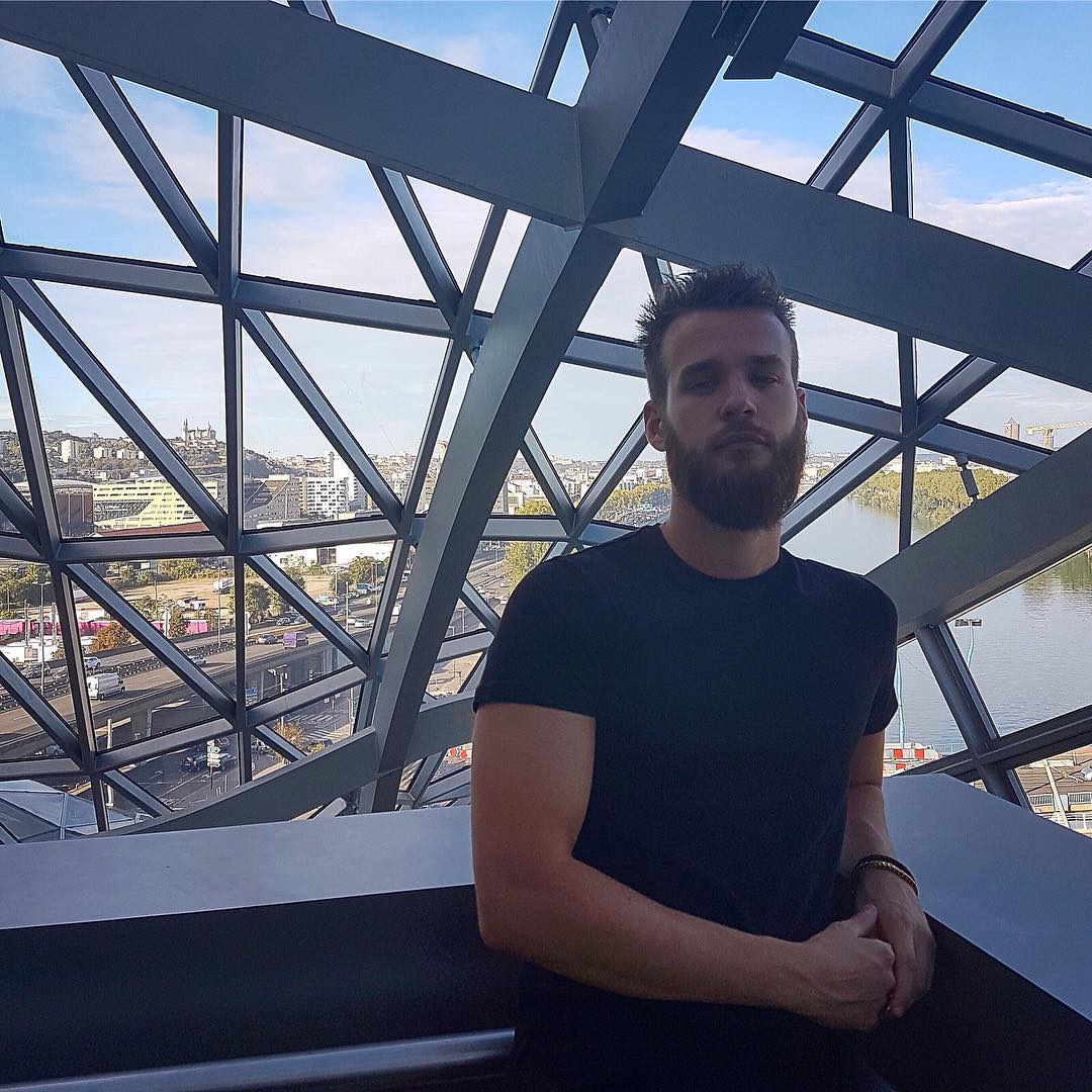 Arnaud Bruckler dans la structure de verre et d'acier du musée des Confluences, à Lyon